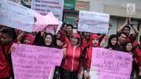 Puluhan mantan karyawan 7-Eleven (Sevel) menggelar demonstrasi di Jakarta, Selasa (26/9). Massa yang tergabung dari Serikat Pekerja Sevel Indonesia itu datang dengan mengenakan seragam kerjanya yang berkelir merah dan hitam. (Liputan6.com/Faizal Fanani)