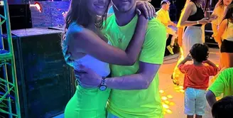 Lionel Messi dan Antonela Roccuzzo tampil mencolok dengan outfit hijau neon yang serasi [@leomessi]