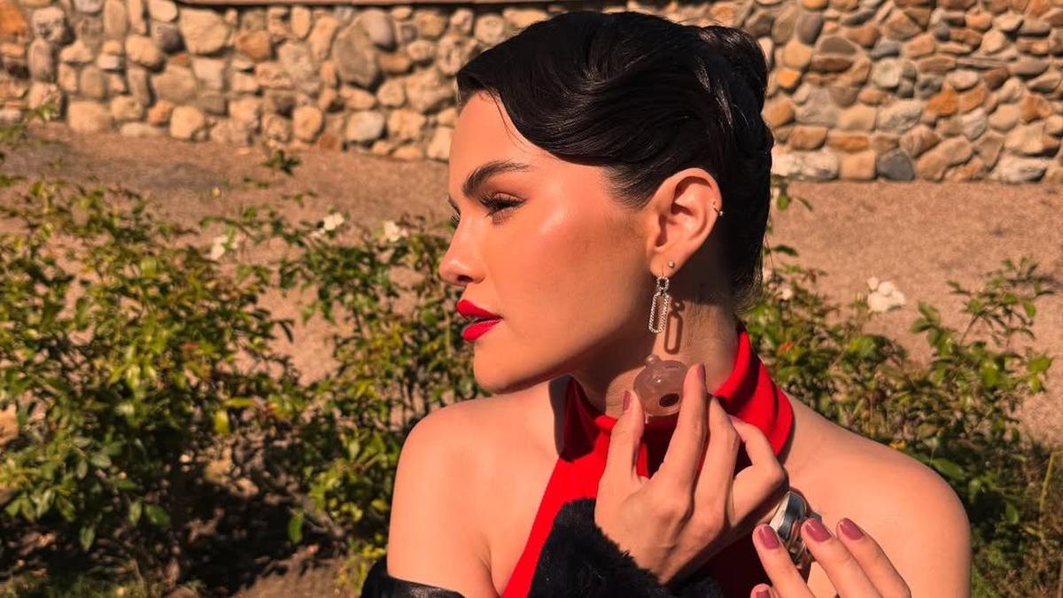 Gaun Backless Merah Selena Gomez di Pernikahan Sahabat Sang Tunangan Benny Blanco
