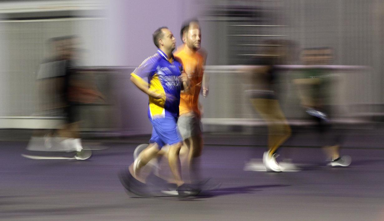 Sejumlah warga berlari di kawasan Stadion Utama Gelora Bung Karno, Senayan, Jakarta, Rabu (9/10). Olahraga lari pada malam hari di GBK menjadi pilihan pekerja ibu kota. (Bola.com/Yoppy Renato)
