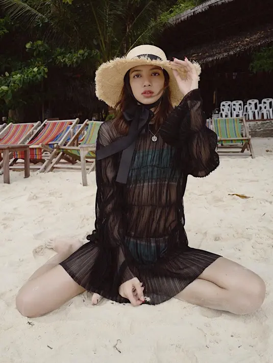 Pada bulan November 2019, Lisa mengunggah foto dirinya mengenakan little black dress ke pantai.