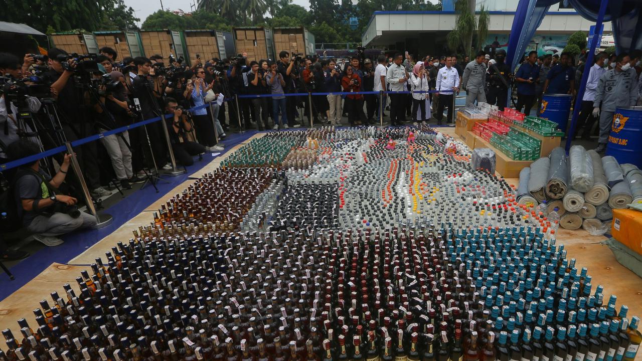 Menko Polkam Budi Gunawan dan Menkeu Sri Mulyani musnahkan barang penyelundupan