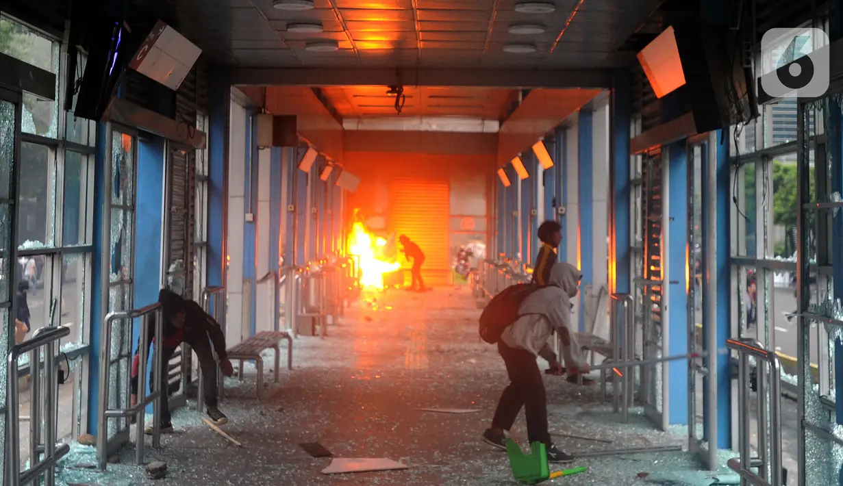 Massa membakar halte Transjakarta di Jalan MH. Thamrin, Jakarta, Kamis (8/10/2020). Aksi anarkis massa dilakukan setelah bentrok dengan petugas kepolisian di kawasan Patung Kuda, Jakarta.(merdeka.com/Arie Basuki)