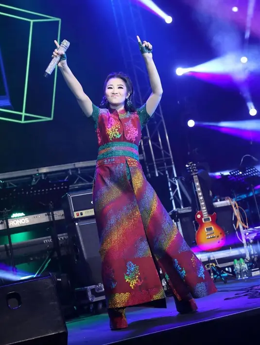 Untuk menghibur para penggemarnya Fitri Carlina tampil dengan gaya energik. Selain itu, pelantun lagu ABG Tua ini juga berpenampilan modis dan elegan. (Liputan6.com/IG/@fitricarlina)