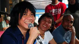 Personel Slank, Abdee (kiri), Bimbim (tengah) dan Ivanka memberi keterangan pers di Gang Potlot, Jakarta, Minggu (22/3). Slank mengklarifikasi bahwa Abdee Negara sedang cuti karena sakit gagal ginjal yang diderita Abdee. (Liputan6.com/Yoppy Renato)