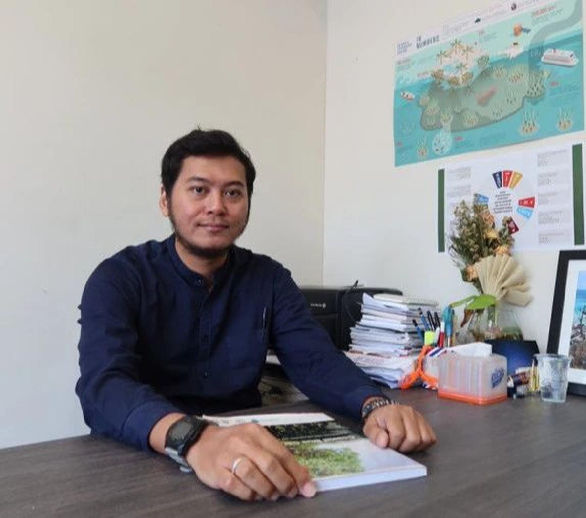 Inilah sosok Pramaditya Wicaksono, pria yang mengukir sejarah baru sebagai guru besar termuda di UGM. Diketahui, ia menjadi guru besar di usia yang baru menginjak 35 tahun 11 bulan memecahkan rekor sebelumnya yaitu 36 tahun 9 bulan.