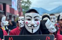 FOTO: Bertopeng Anonymous, Mahasiswa Kendari Gelar Aksi Mimbar Demokrasi Lawan Politik Dinasti dan Pelanggaran HAM