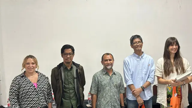 Kolaborasi dua seniman asal Indonesia dan Australia dalam membuat mural untuk memperingati hubungan diplomatik kedua negara. (Liputan6/Benedikta Miranti)