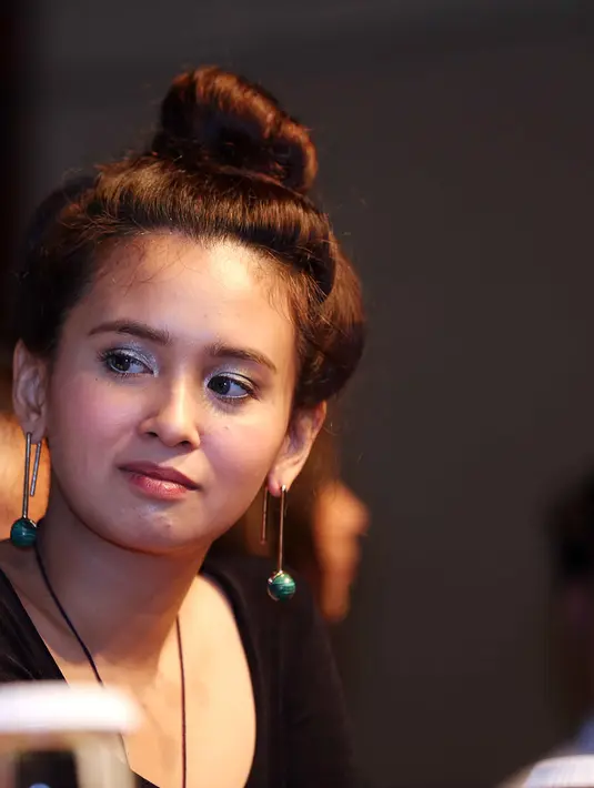 Tidak hanya riset melalui internet, ia banyak membaca buku tentang Kartini. Selain itu, banyak bertanya dengan orang yang mengerti sejarah Raden Ajeng Kartini.(Nurwahyunan/Bintang.com)