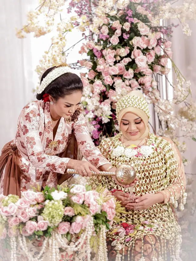 Krisdayanti di acara 7 bulanan Aurel (Foto: Instagram/@krisdayantilemos/@atanlemosphotowork)