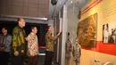 Presiden Jokowi melihat salinan teks proklamasi yang diperbesar di Pusat Sejarah Konstitusi, Gedung MK, Jakarta, Jumat (19/12/2014). (Liputan6.com/Faizal Fanani)