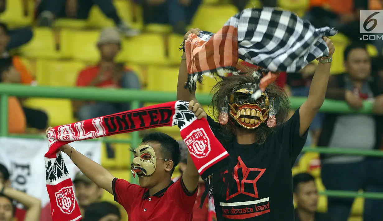 Suporter tim Serdadu Tridatu mengenakan topeng dan membentangkan syal jelang menyaksikan laga Persija melawan Bali United di Stadion Patriot Candrabhaga, Bekasi, Minggu (21/5). Laga kedua tim berakhir imbang 0-0. (Liputan6.com/Helmi Fithriansyah)