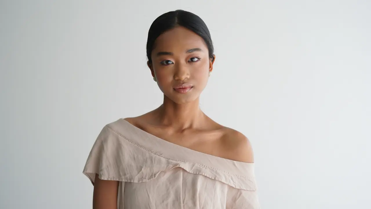 Model Atasan Wanita yang Cocok untuk Bahu Lebar (Foto: Reve Art AI)
