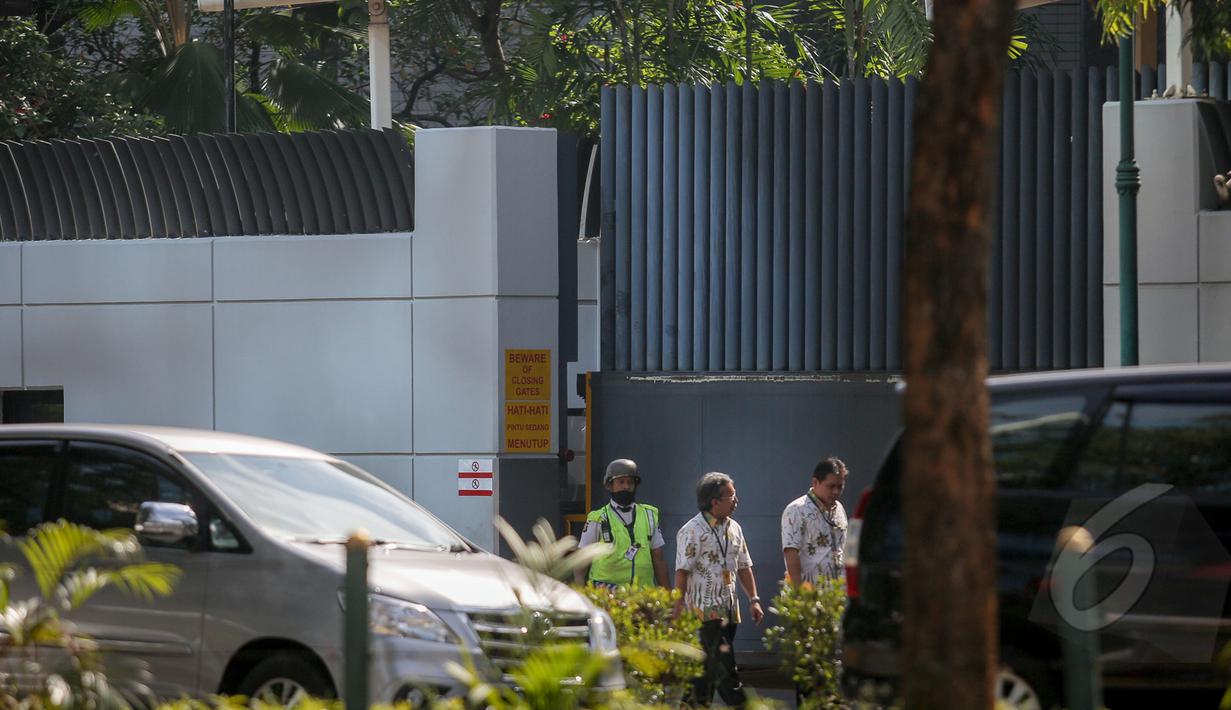 Tampak Petugas berjaga di depan pintu Kedutaan besar Australia pasca eksekusi mati dua warga negaranya di Indonesia karena terlibat kasus narkoba, Jakarta, kamis (30/4/2015). (Liputan6.com/Faizal Fanani)