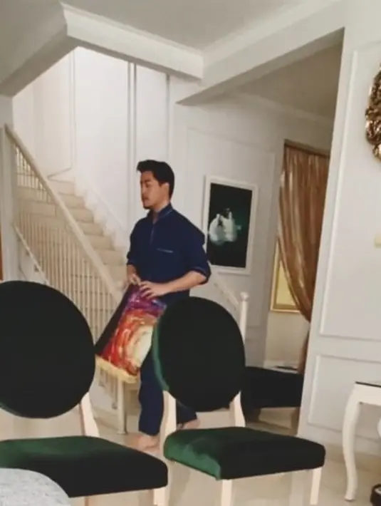 Tampan dan pembawaan kalem, penampilannya Rafi juga sering kali bikin adem. Seperti belum lama ini, Annisa membagikan momen putranya yang berangkat salat Jumat. Penampilannya ganteng sekaligus bikin adem. Raffi juga telah hafal 27 juz Al Quran. [Instagram/hapsarianissa29]