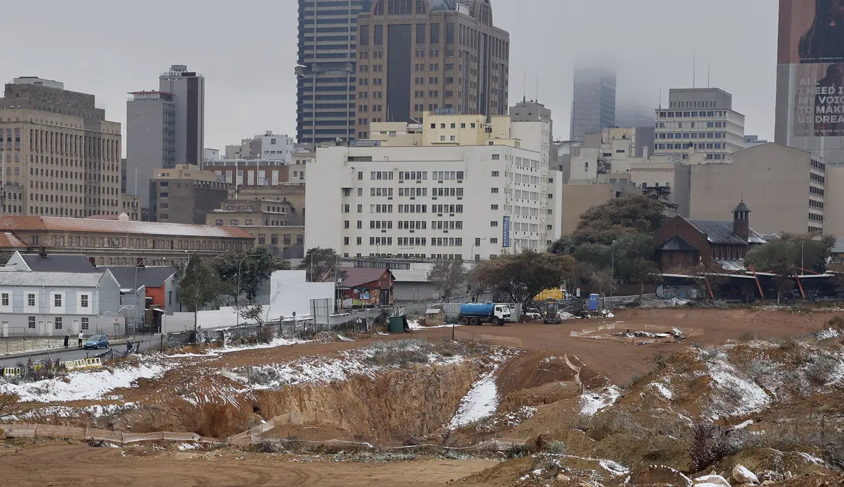 Hujan salju yang jarang terjadi menyelimuti Johannesburg dan daerah dataran tinggi lainnya di Afrika Selatan pada hari Senin. (Wikus de Wet / AFP)