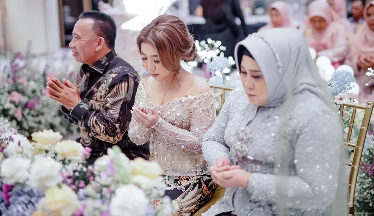 Kiky Saputri, diapit kedua orangtuanya tengah berdoa untuk kelancaran hari bahagianya. (Foto: Instagram/@kikysaputrii)