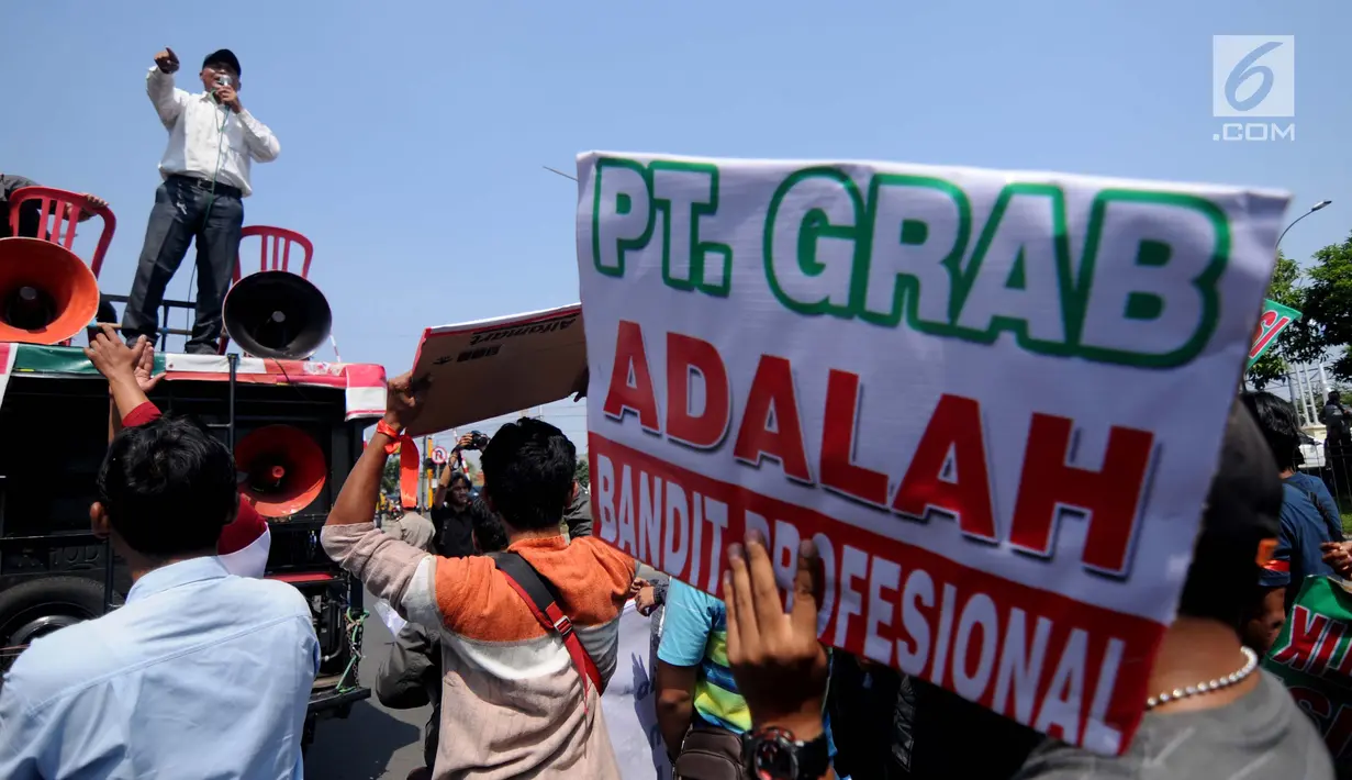 Ratusan sopir GrabCar saat melakukan aksi demo, Jakarta Utara, Selasa (4/7). Mereka mununtut pihak Grab untuk mencairkan bonus Lebaran 2017 yang dijanjikan pihak perusahaan jika tetap bekerja selama libur Lebaran. (Liputan6.com/Gempur M Surya)