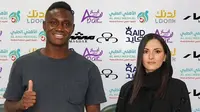 Angela Rullo (kanan) ketika menyelesikan transfer pemain kelahiran Angola, Cephas Malele, ke klub Al-Tai. (Instagram/@angelarullo_sportslawyer)