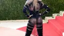 Sejumlah wartawan mengabadikan foto Madonna saat tiba di ajang Met Gala 2016 di Metropolitan Museum of Art, New York, Senin (2/5). Madonna hadir bersama desainer Riccardo Tisci dengan busana yang nyentrik dan transparan. (AFP PHOTO/TIMOTHY A. CLARY)