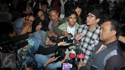 Sammy Simorangkir (kedua kanan) saat memberikan keterangan pers usai datangi Mabes Polri, Jakarta, Minggu (9/11/2015). Kabarnya Sammy akan menuntut label rekaman Pro M sebesar Rp 9 miliar. (Liputan6.com/Gempur M Surya)