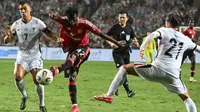 Sekou Kone (tengah) dari Manchester United melepaskan tembakan ke gawang Hong Kong dalam pertandingan persahabatan ekshibisi di Stadion Hong Kong pada 30 Mei 2025. (Peter PARKS/AFP)