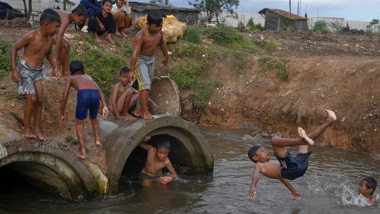 FOTO: Keceriaan Anak-Anak Bermain Pada Saluran Air di Tanjung Pasir