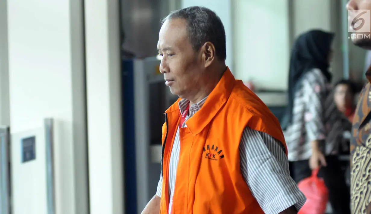 Terdakwa kasus dugaan korupsi KTP Elektronik Sugiharto usai menjalani pemeriksaan lanjutan di Gedung KPK, Jakarta, Jumat (10/11). Sugiarto diperiksa terkait pengembangan kasus dugaan korupsi pengadaan e-KTP. (Liputan6.com/Helmi Fithriansyah)