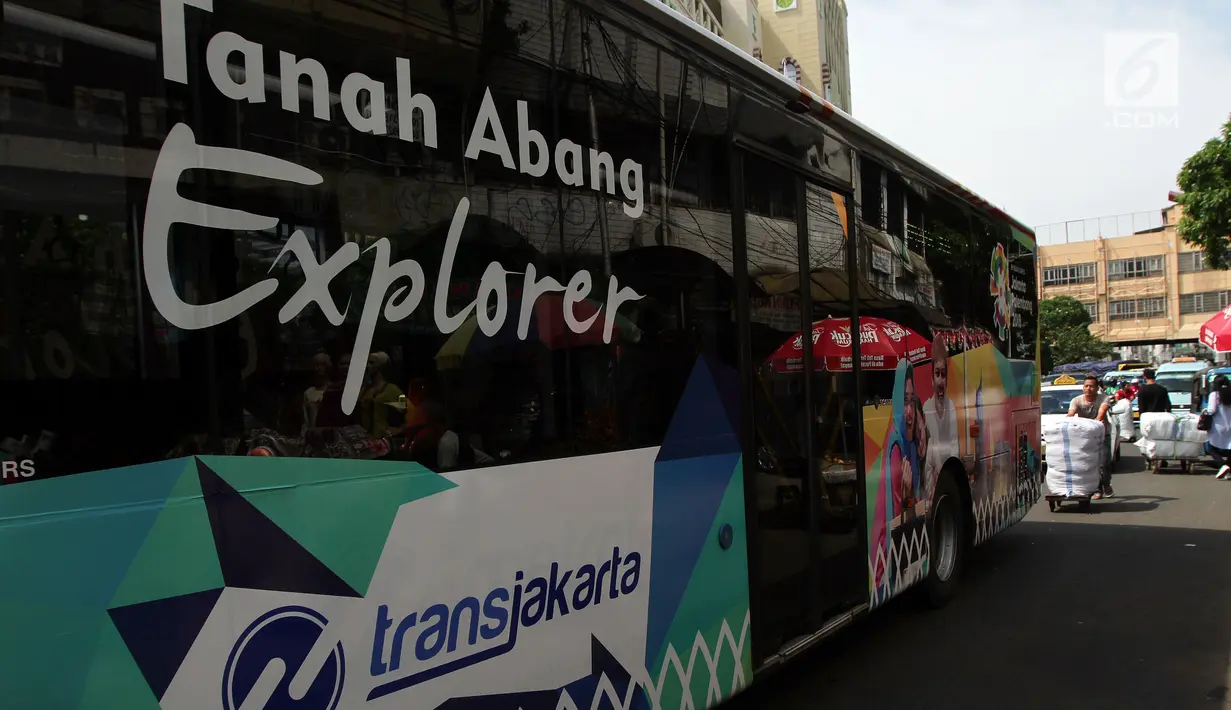 Bus Transjakarta Tanah Abang Explorer terlihat melintasi Jalan KH. Mas Mansyur, Tanah Abang, Jakarta, Jumat (2/2). Transjakarta Tanah Abang Explorer merupakan bus gratis yang disediakan oleh Pemprov DKI. (Liputan6.com/JohanTallo)