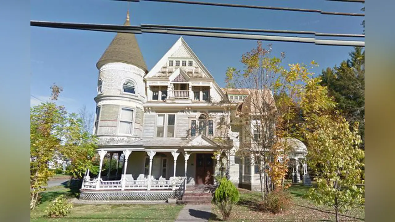 Tangan Hantu di Mansion Victorian