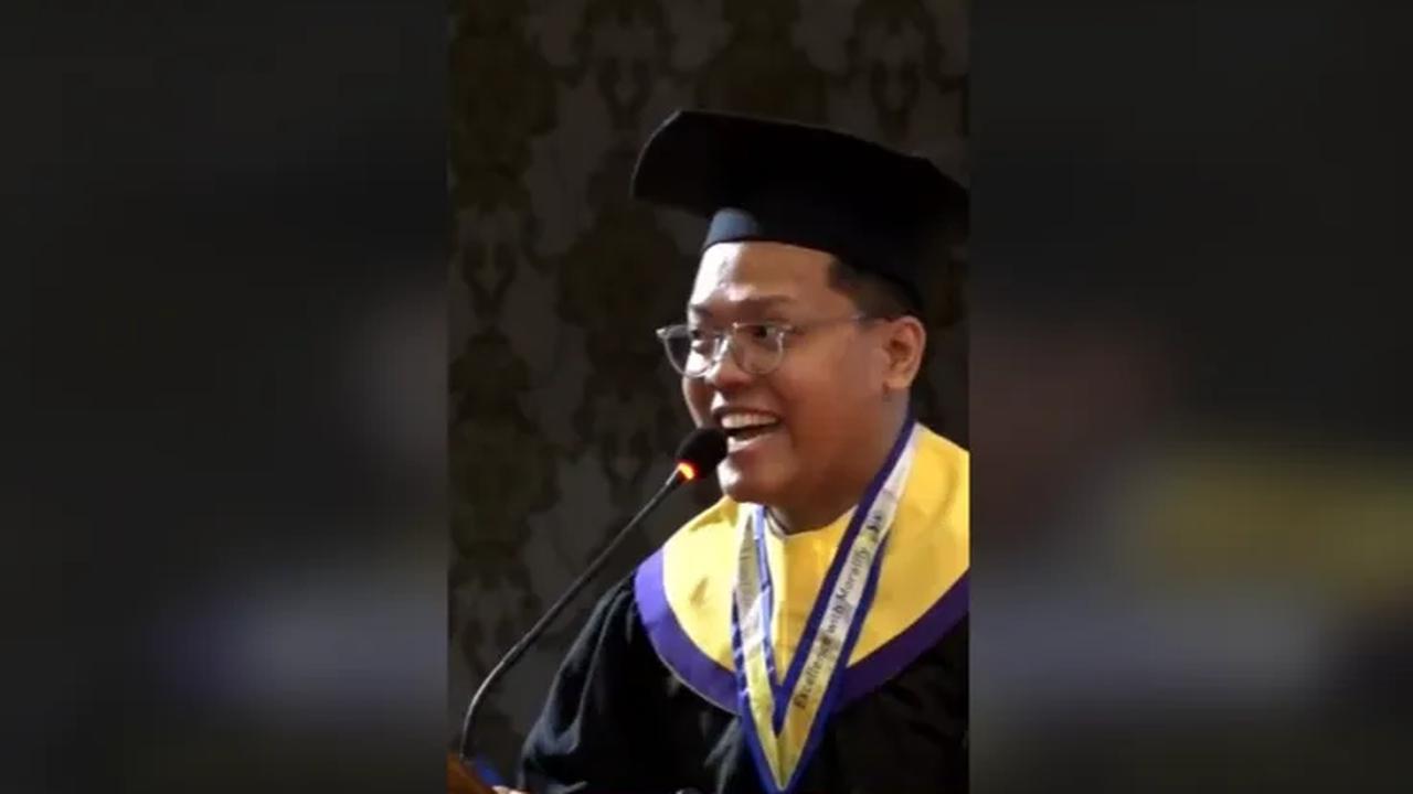 Wisudawan ini langsung memberikan rencana tesis yang akan diambil. <br>