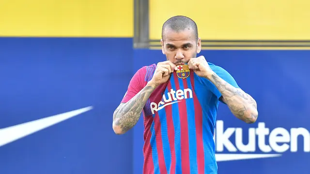 Senyum Semringah Dani Alves Kembali Merapat ke Barcelona