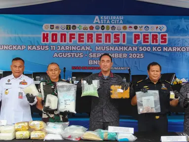 Kepala Badan Narkotika Nasional (BNN) Republik Indonesia, Komjen Suyudi Ario Seto (tengah) menunjukkan barang bukti narkoba saat jumpa pers di Kantor BNN, Cawang, Jakarta, Senin (15/9/2025). (merdeka.com/Arie Basuki)