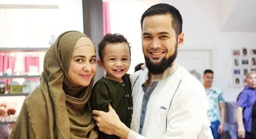 Shireen Sungkar bersama anak dan suaminya [foto: instagram/shireensungkar]