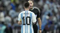 Wasit Wasit Antonio Mateu Lahoz berbicara bintang Argentina&nbsp;Lionel Messi dalam pertandingan perempat final Piala Dunia 2022&nbsp;di&nbsp;Stadion Lusail, Qatar, Sabtu,&nbsp;10 Desember 2022. (AP Photo/Ricardo Mazalan)