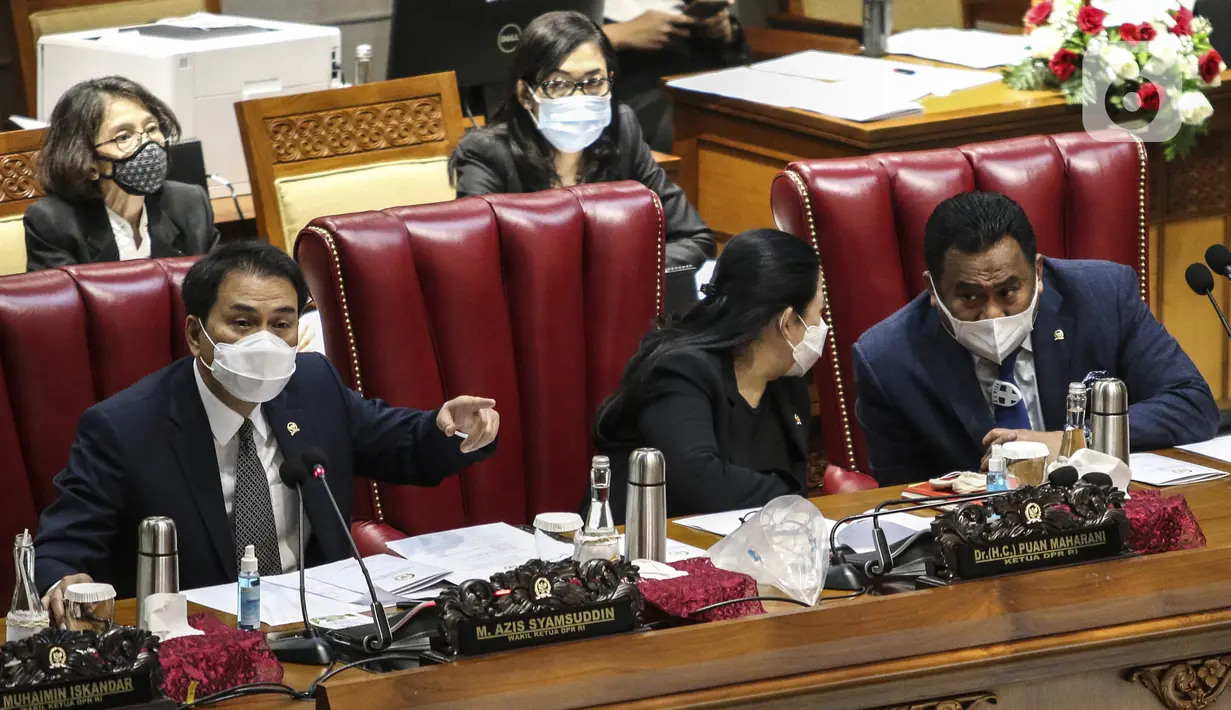 Pimpinan DPR Rapat Paripurna Penutupan Masa Sidang II yang digelar secara virtual maupun fisik di Gedung Nusantara II, Jakarta, Jumat (11/12/2020). Ketua DPR Puan Maharani mendorong anggota DPR sungguh-sungguh dan cermat membahas dan menetapkan Prolegnas Prioritas 2021. (Liputan6.com/Johan Tallo)
