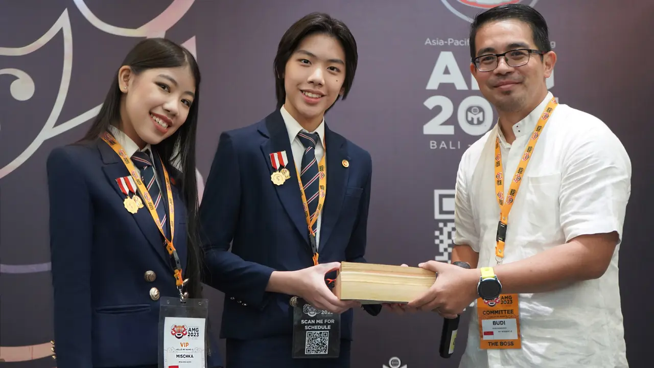 Mischka Aoki (15) dan Devon Kei Enzo (13), dua kakak-beradik berprestasi