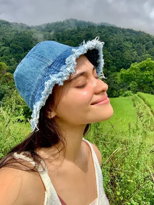 Lewat Instagram pribadinya, gadis 18 tahun ini cukup sering mengunggah potret dirinya tanpa makeup. Seperti ketika menikmati liburan ke alam, Aurora Ribero tampil menawan tanpa makeup. (Liputan6.com/IG/@auroraribero)
