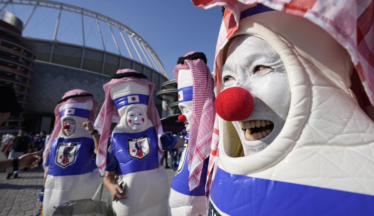 Suporter Jepang saat menunggu laga Grup E antara Jerman melawan Jepang di Khalifa International Stadium, Doha, Qatar, Rabu (23/11/2022). (AP/Eugene Hoshiko)