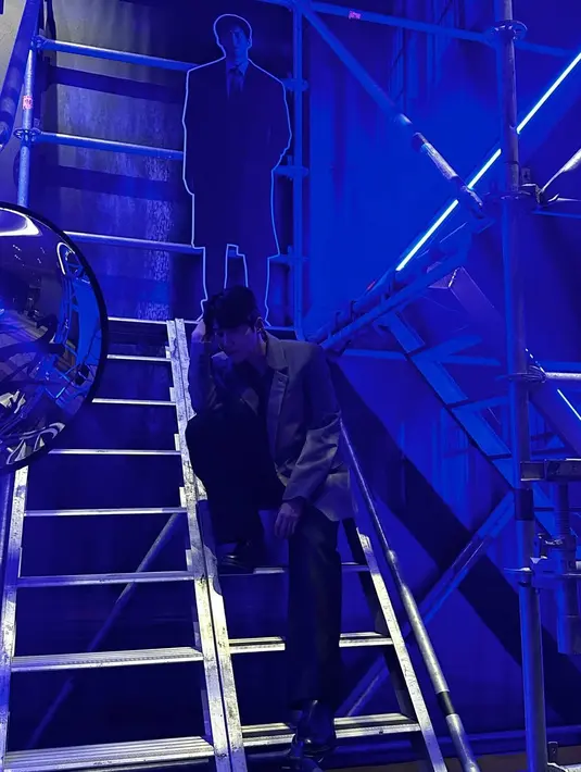 Kim Seon Ho padukan casual blazer cokelat dengan kemeja dan celana panjang [@seonho_kim]