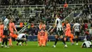 Hal tersebut berubah seketika menjelang berakhirnya injury time babak kedua ketika Dani Olmo dilanggar di dalam kotak penalti. Wasit pun langsung menunjuk titik putih sebagai hadiah untuk Barcelona. (AP Photo/Jon Super)