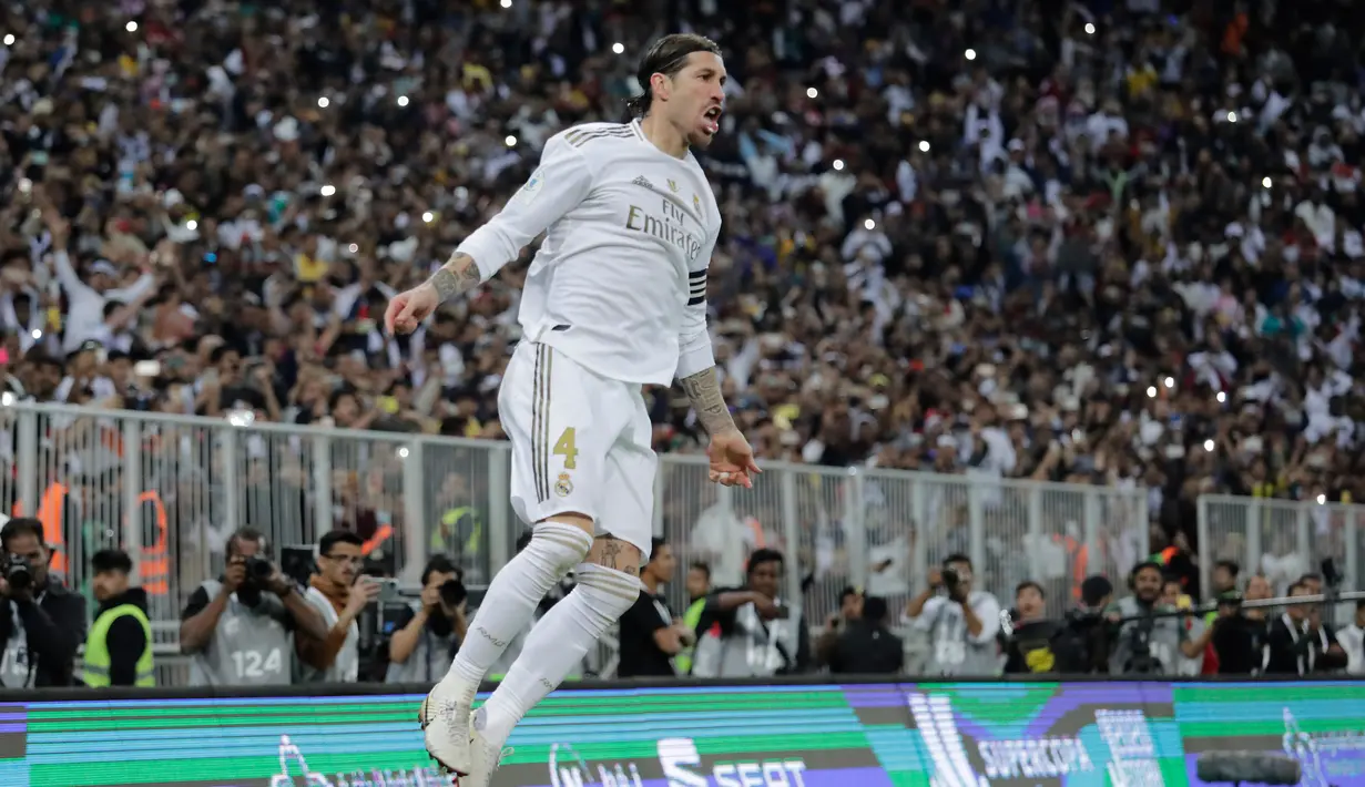 Pemain Real Madrid Sergio Ramos melakukan selebrasi usai mengeksekusi penalti kemenangan ke gawang Atletico Madrid pada pertandingan final Piala Super Spanyol di King Abdullah Stadium, Jeddah, Arab Saudi, Senin (13/1/2020). Real Madrid menang adu penalti 4-1. (AP Photo/Hassan Ammar)