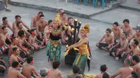 Tari Kecak bukan hanya terkenal di Indonesia tetapi juga dunia, Bali (31/8/2014) (Liputan6.com/Herman Zakaria)