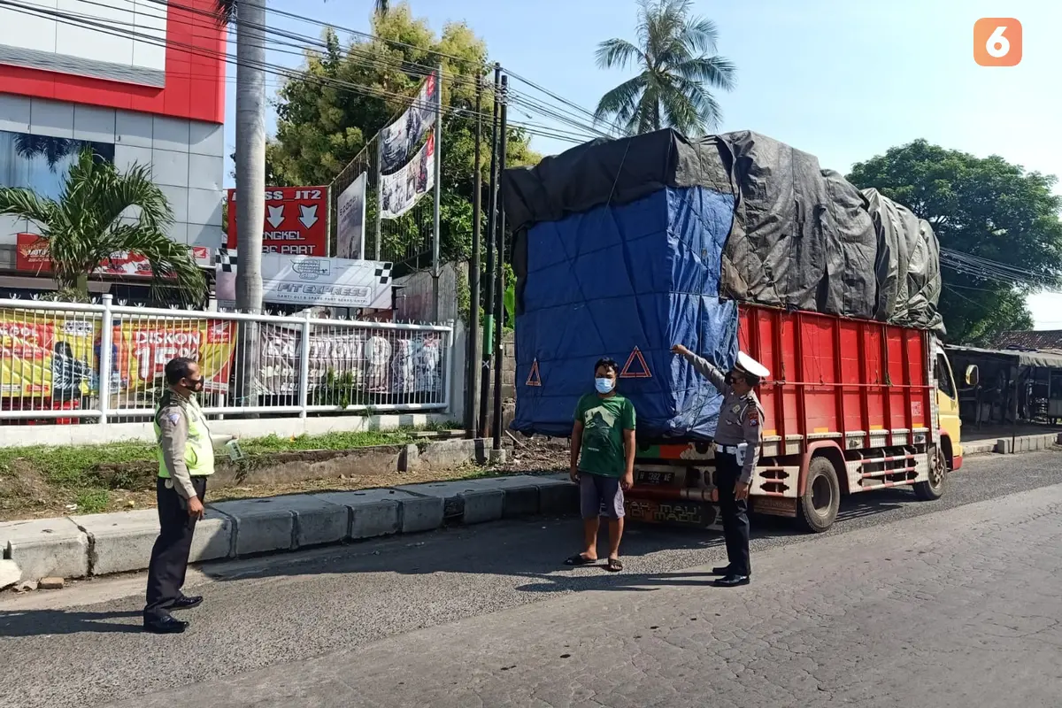 Satlantas Polres Situbondo, Menindak Tegas Truk ODOL di Jl. Basuki Rahmat Situbondo (Hermawan Arifianto/Liputan6.com)