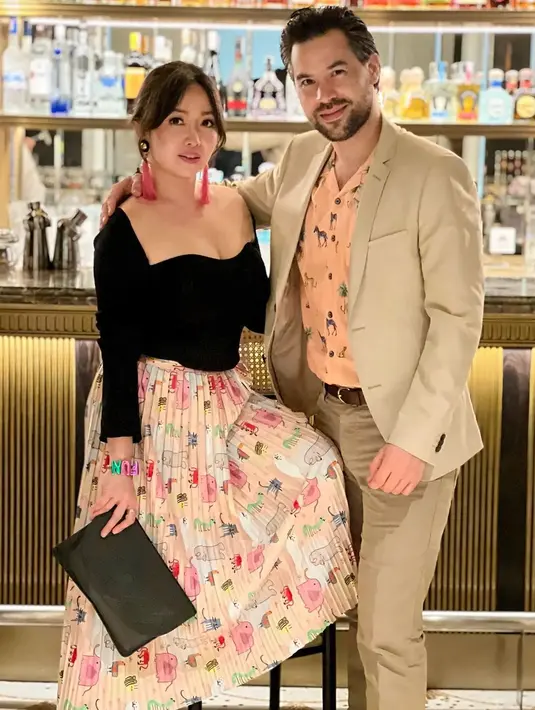 Dalam berpenampilan, Chef Rinrin Marinka identik dengan gaya sederhana namun tetap seksi. Ia selalu menambahkan warna dan aksesori yang berkesan playful agar total look yang ditampilkan terlihat lebih segar.