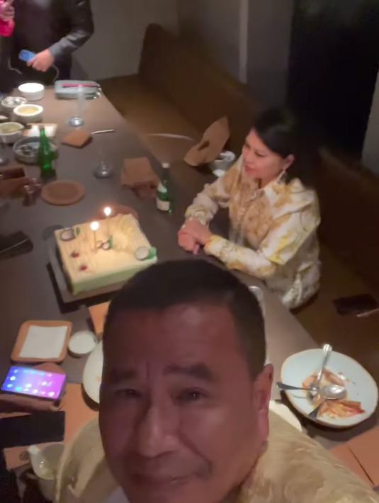 Hotman Paris merekam momen kala Agustianne Marbun duduk menghadap kue tar berbentuk persegi. Di atasnya bertengger sejumlah lilin, siap untuk ditiup. Bersama video tersebut, Hotman Paris tampak semringah melihat istri antusias menatap kue tar. “She is my wife, not the others (dialah istriku, bukan yang lain),” cuitnya pada 5 Agustus 2022. (Foto: Dok. Instagram @hotmanparisofficial).