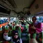 Sejumlah wanita Realawan Projo berpose di dalam bus saat hendak berangkat ke Solo, di Kemayoran, Jakarta, Senin, (6/11). Sebanyak 30 bus di berangkatkan dari Jakarta menuju Solo. (Liputan6.com/JohanTallo)