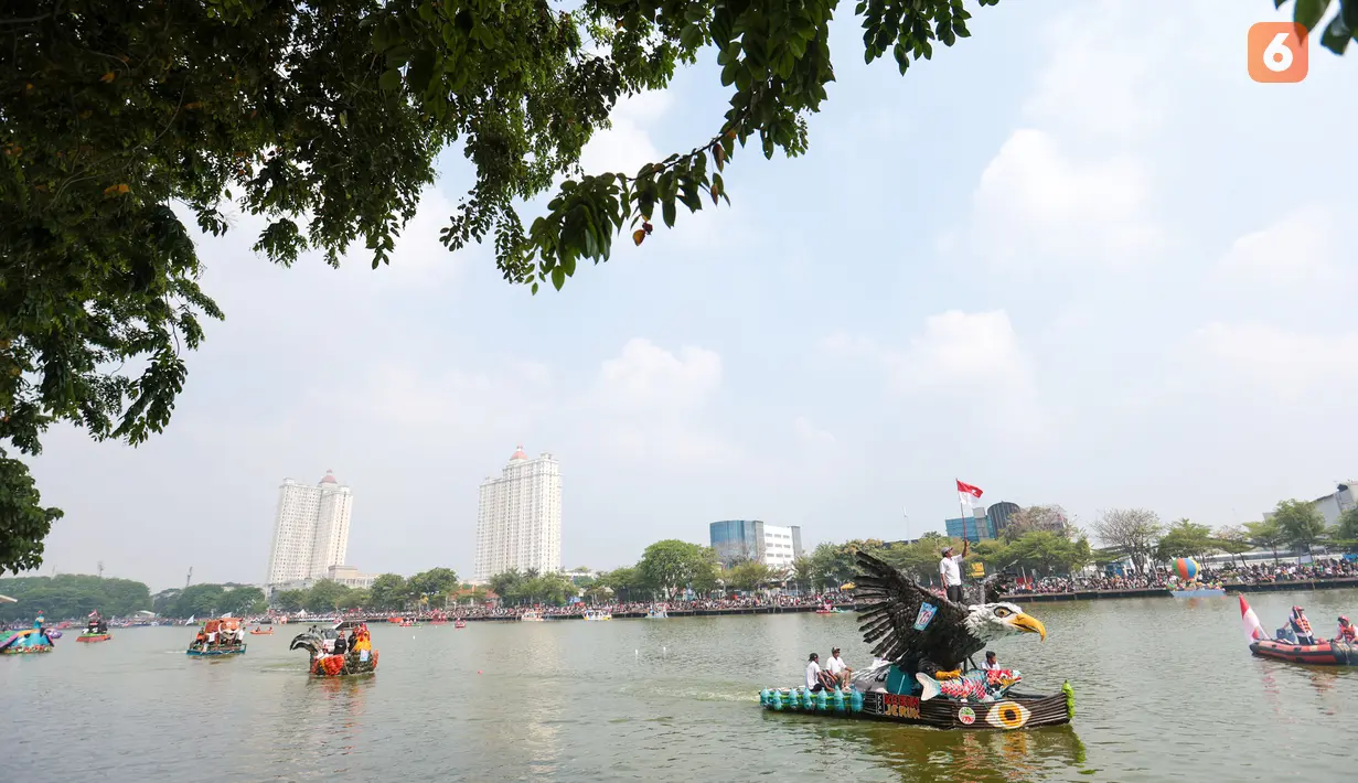 Perahu hias berbentuk Elang yang dibuat dari bahan daur ulang mengikuti parade CiLung Fest 2026 di Waduk Sunter Selatan, Jakarta Utara, Minggu (18/10/2026). Kegiatan ini menjadi ajang kreativitas petugas dalam memanfaatkan sampah plastik. (KLY/Budy Santoso)