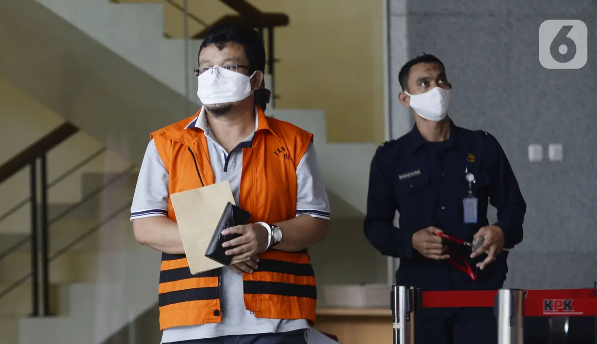 Mantan anggota DPRD Bandung periode 2009-2014 Tomtom Dabbul Qomar usai menjalani pemeriksaan di Gedung KPK, Jakarta, Kamis (23/4/2020). Tomtom diperiksa sebagai tersangka untuk melengkapi berkas kasus dugaan korupsi pengadaan RTH di Pemkot Bandung pada 2012. (merdeka.com/Dwi Narwoko)