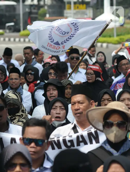Dan tuntutan mereka masih sama yakni diterbitkan SK inpassing tahun 2023.  (merdeka.com/Imam Buhori)